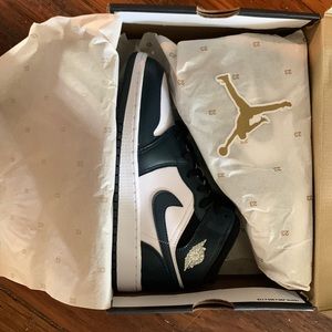 Nike Air Jordan 1 Mid (GS) YOUTH size 5. NIB